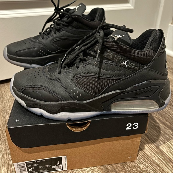 Jordans: Jumpman point lane in Black - Picture 2 of 7